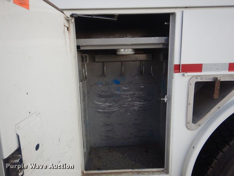 image for item AE9509 2006 International 4400  bucket truck