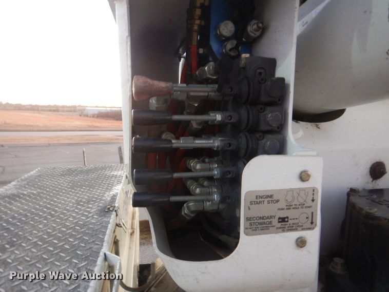 image for item AE9509 2006 International 4400  bucket truck