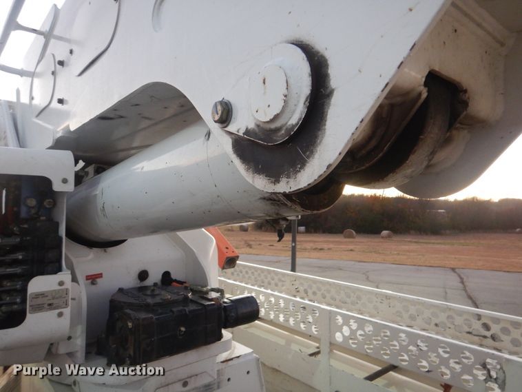 image for item AE9509 2006 International 4400  bucket truck