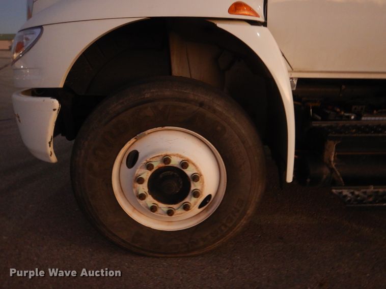 image for item AE9509 2006 International 4400  bucket truck