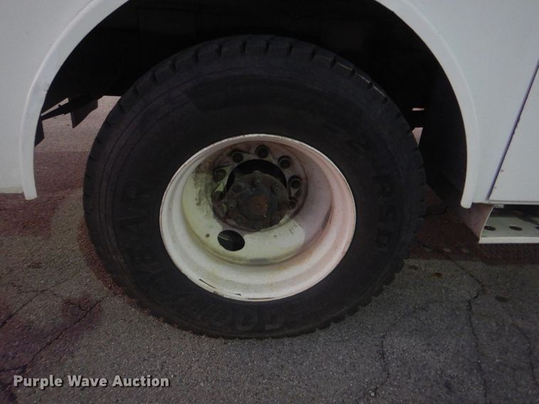 image for item AE9509 2006 International 4400  bucket truck