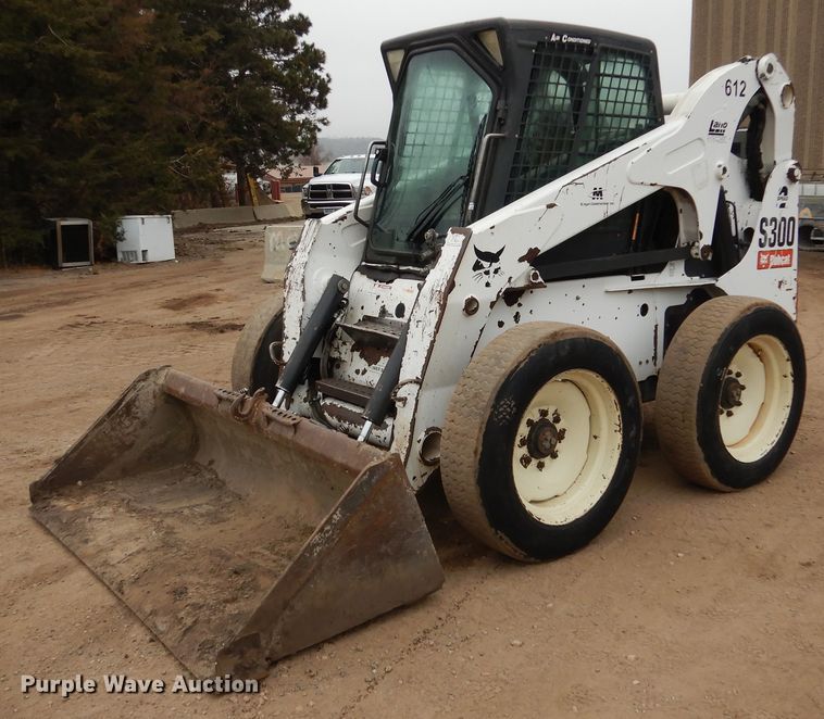 image for item AF9907 2007 Bobcat S300  skid steer loader