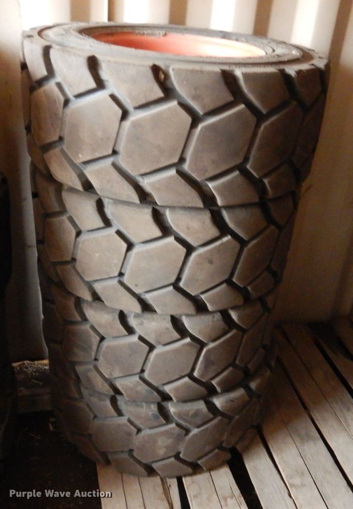 image for item AF9907 2007 Bobcat S300  skid steer loader