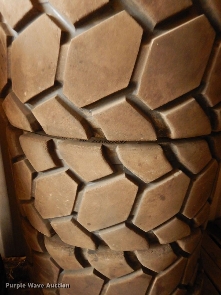 image for item AF9907 2007 Bobcat S300  skid steer loader