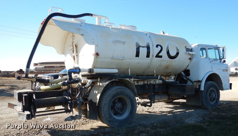 image for item AF9910 1987 Ford 8000  water truck