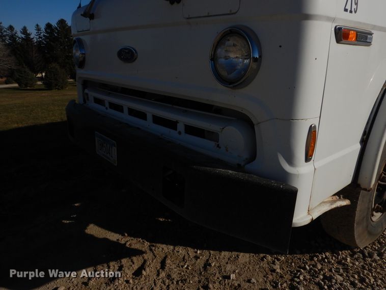 image for item AF9910 1987 Ford 8000  water truck