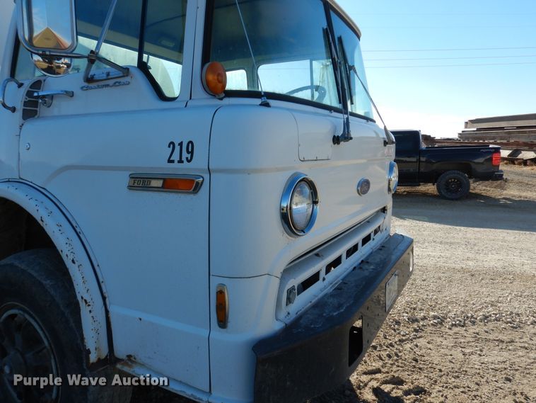 image for item AF9910 1987 Ford 8000  water truck
