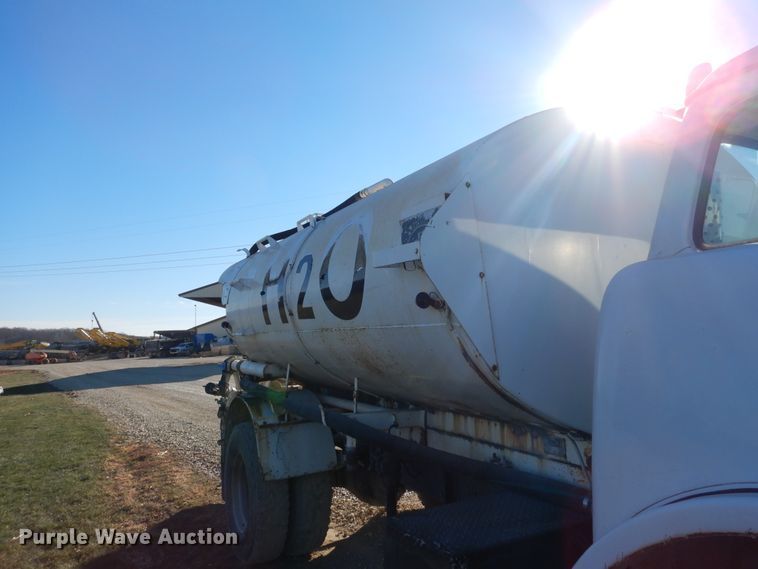 image for item AF9910 1987 Ford 8000  water truck