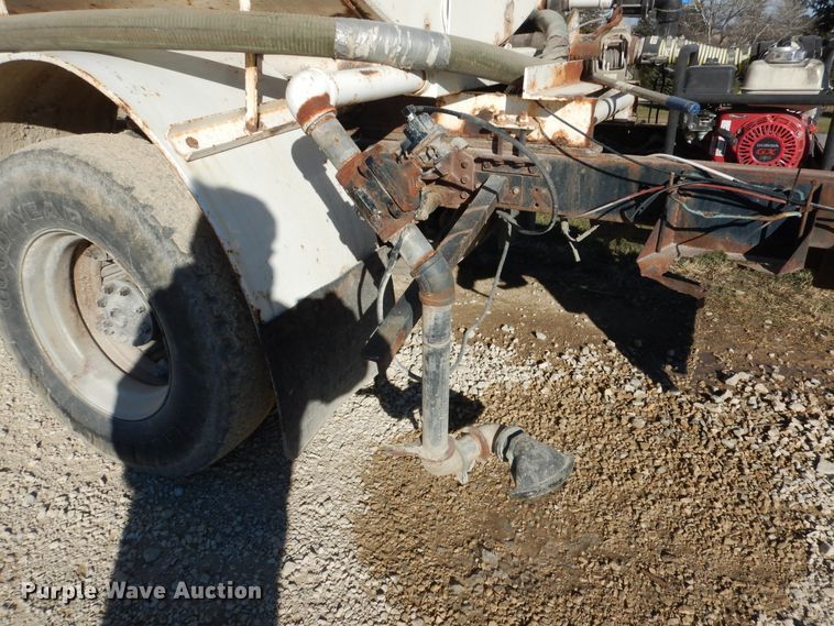 image for item AF9910 1987 Ford 8000  water truck