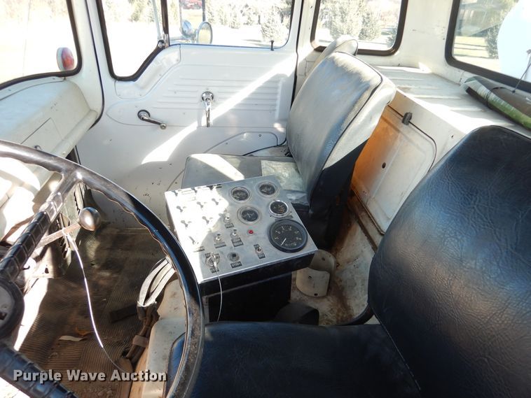 image for item AF9910 1987 Ford 8000  water truck