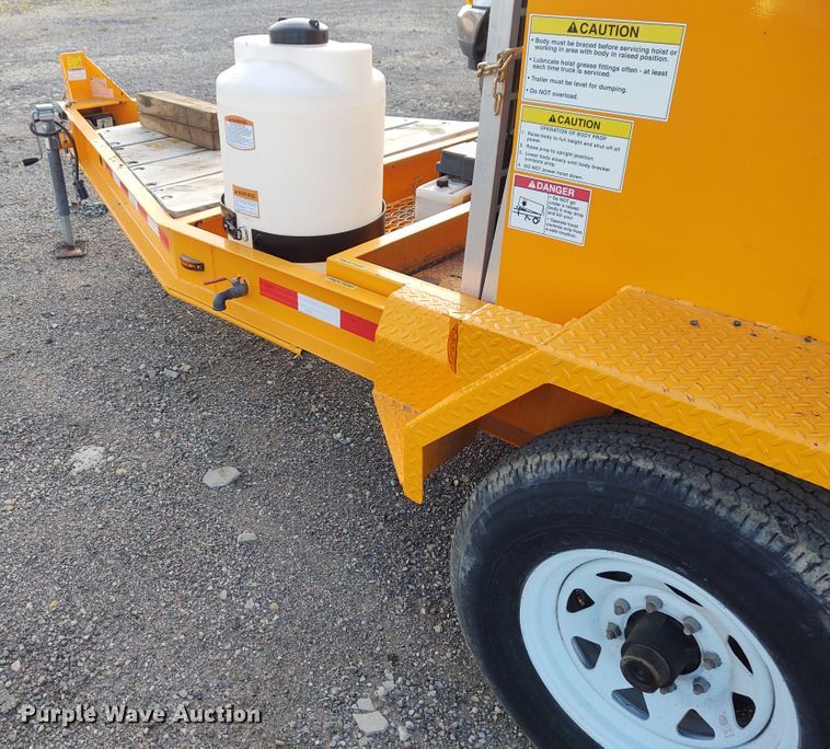 image for item DE7005 2013 KM International KM 8000 asphalt hotbox reclaimer