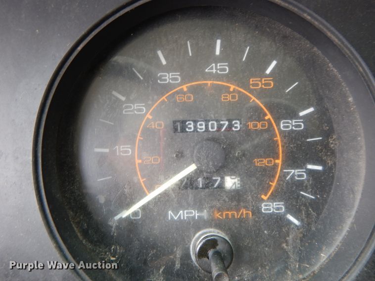 image for item DF3221 1996 Isuzu FSR  box truck