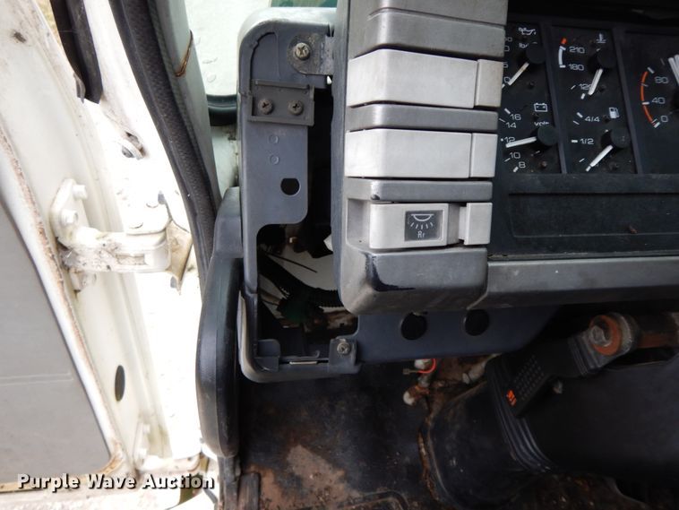 image for item DF3221 1996 Isuzu FSR  box truck