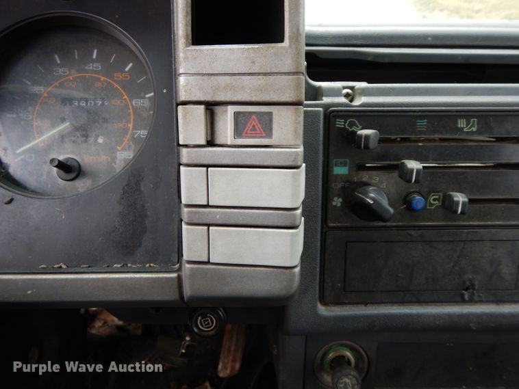 image for item DF3221 1996 Isuzu FSR  box truck