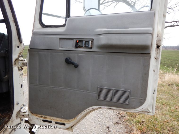 image for item DF3221 1996 Isuzu FSR  box truck