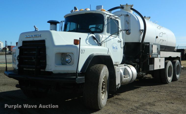image for item DF4595 2001 Mack RD688S  vacuum truck