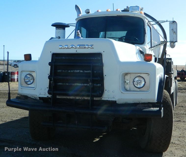 image for item DF4595 2001 Mack RD688S  vacuum truck