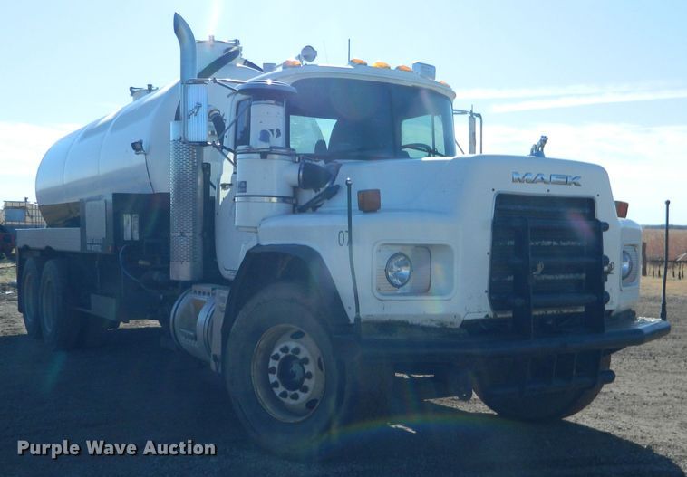 image for item DF4595 2001 Mack RD688S  vacuum truck