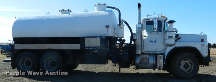 image for item DF4595 2001 Mack RD688S  vacuum truck