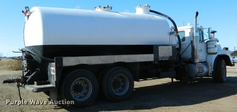 image for item DF4595 2001 Mack RD688S  vacuum truck