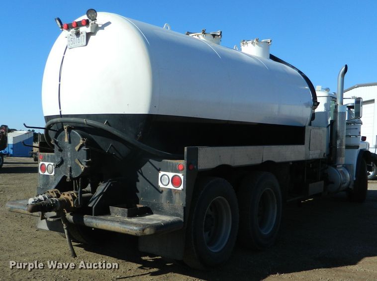 image for item DF4595 2001 Mack RD688S  vacuum truck