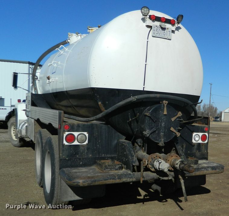 image for item DF4595 2001 Mack RD688S  vacuum truck