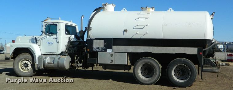 image for item DF4595 2001 Mack RD688S  vacuum truck