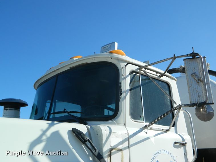 image for item DF4595 2001 Mack RD688S  vacuum truck