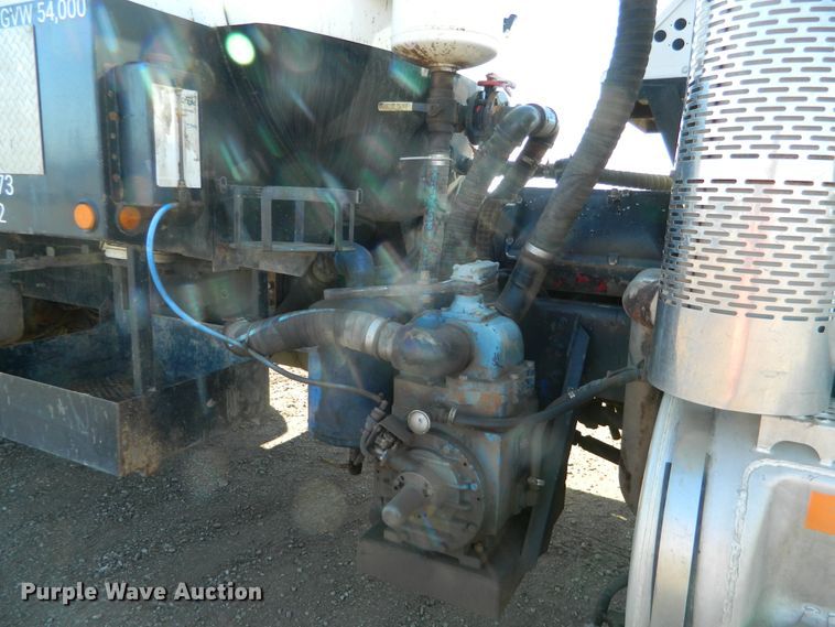 image for item DF4595 2001 Mack RD688S  vacuum truck