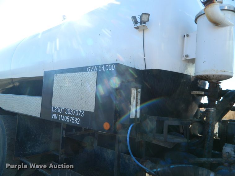 image for item DF4595 2001 Mack RD688S  vacuum truck