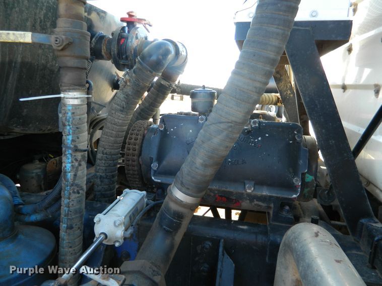 image for item DF4595 2001 Mack RD688S  vacuum truck