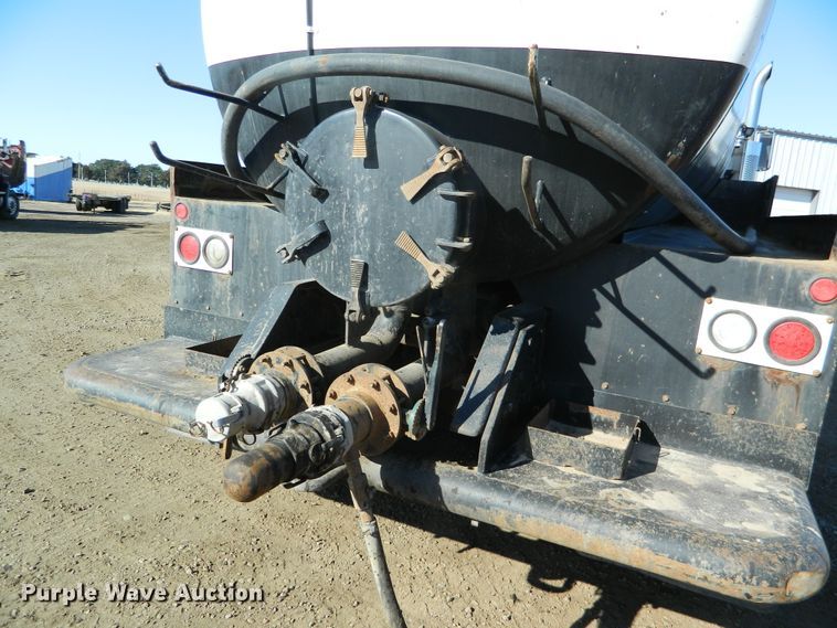 image for item DF4595 2001 Mack RD688S  vacuum truck