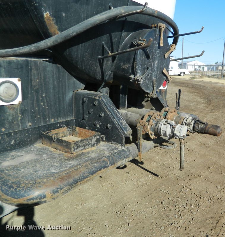 image for item DF4595 2001 Mack RD688S  vacuum truck