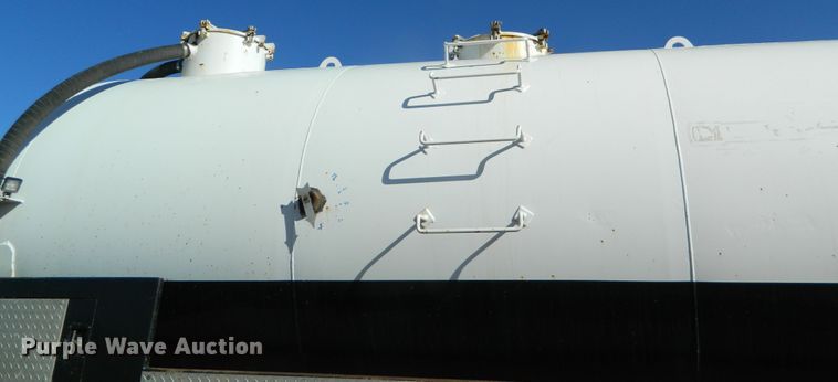 image for item DF4595 2001 Mack RD688S  vacuum truck