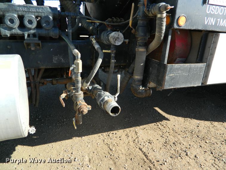 image for item DF4595 2001 Mack RD688S  vacuum truck