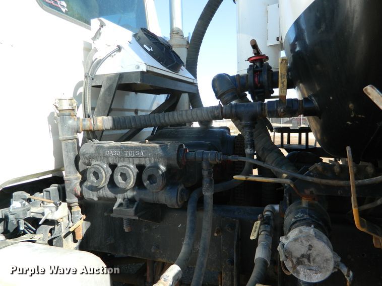 image for item DF4595 2001 Mack RD688S  vacuum truck