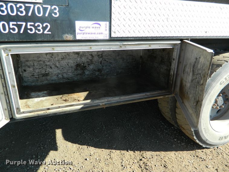 image for item DF4595 2001 Mack RD688S  vacuum truck