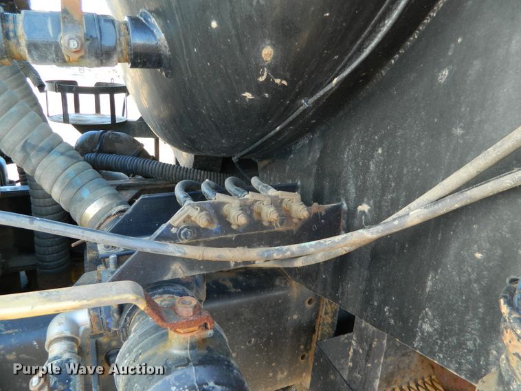 image for item DF4595 2001 Mack RD688S  vacuum truck