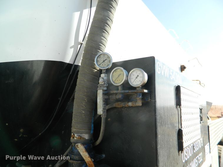 image for item DF4595 2001 Mack RD688S  vacuum truck