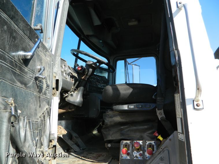 image for item DF4595 2001 Mack RD688S  vacuum truck