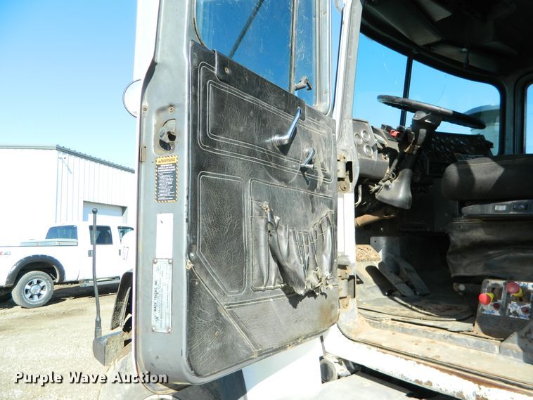 image for item DF4595 2001 Mack RD688S  vacuum truck
