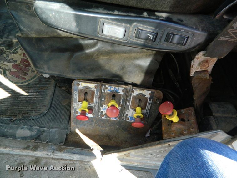 image for item DF4595 2001 Mack RD688S  vacuum truck