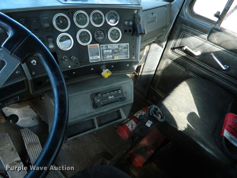 image for item DF4595 2001 Mack RD688S  vacuum truck