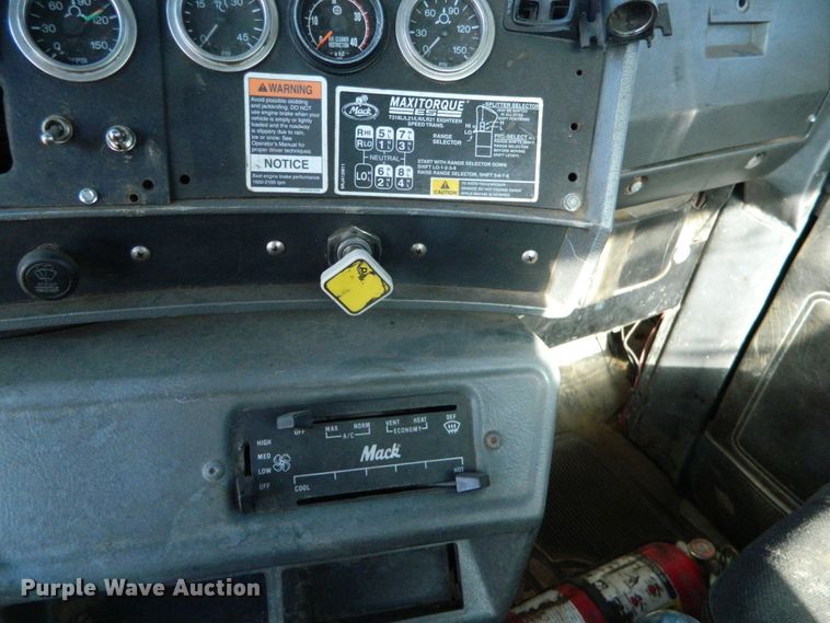 image for item DF4595 2001 Mack RD688S  vacuum truck