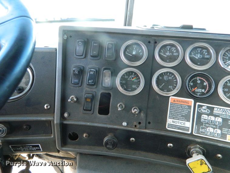 image for item DF4595 2001 Mack RD688S  vacuum truck