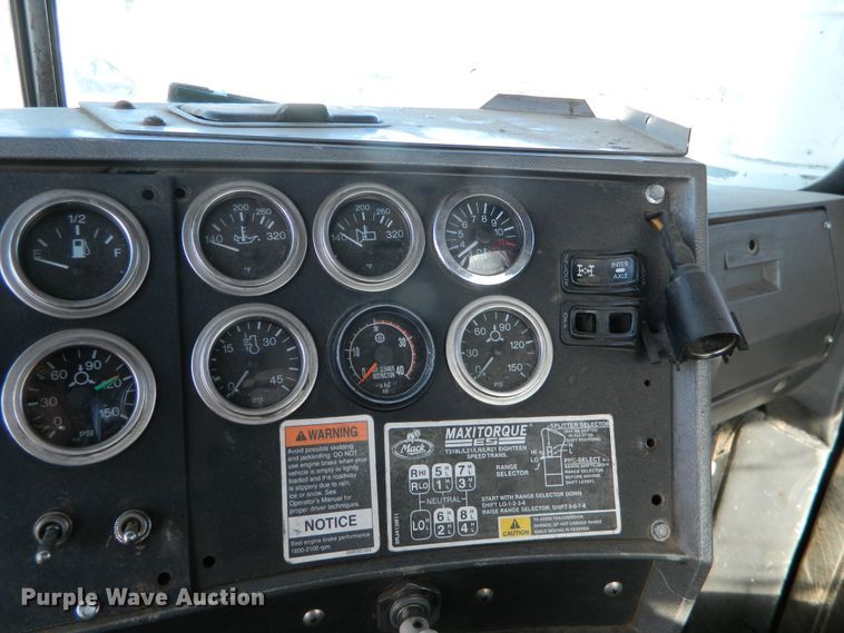 image for item DF4595 2001 Mack RD688S  vacuum truck