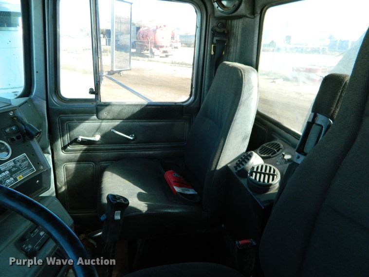 image for item DF4595 2001 Mack RD688S  vacuum truck