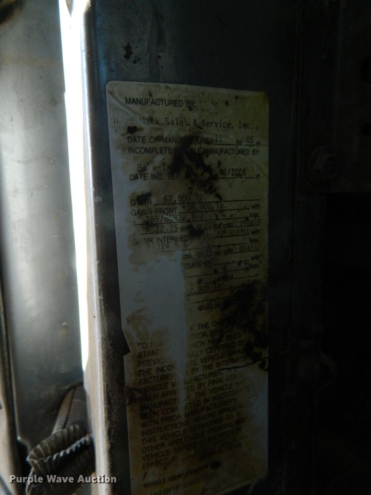 image for item DF4595 2001 Mack RD688S  vacuum truck