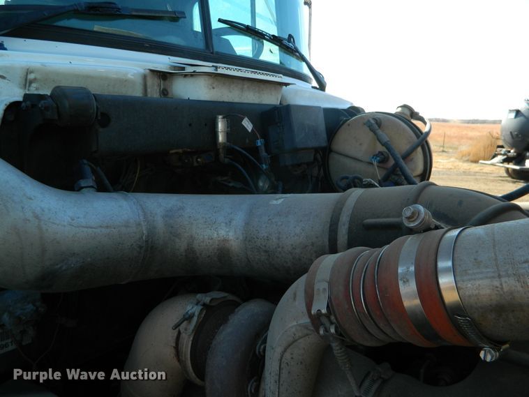 image for item DF4595 2001 Mack RD688S  vacuum truck