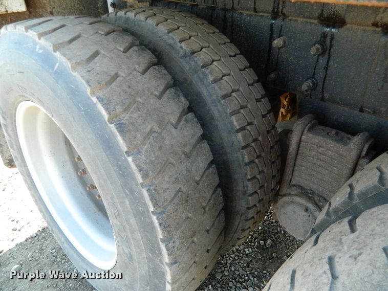 image for item DF4595 2001 Mack RD688S  vacuum truck